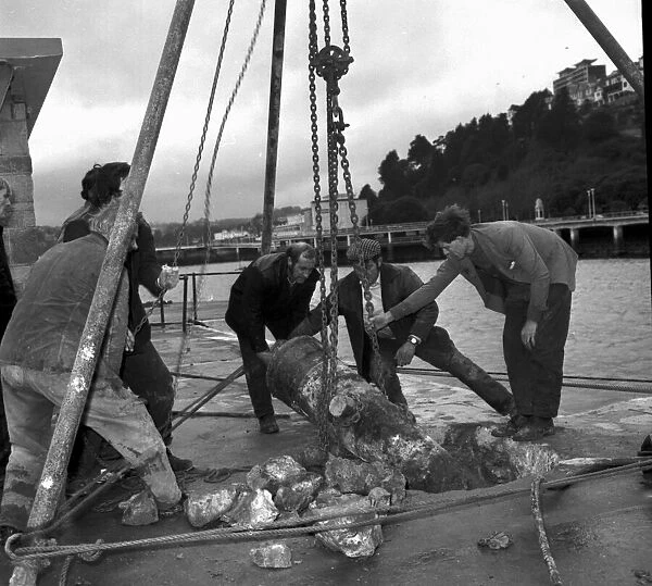 Cannon being recovered from South Quay on Torquay harbour in February 1973