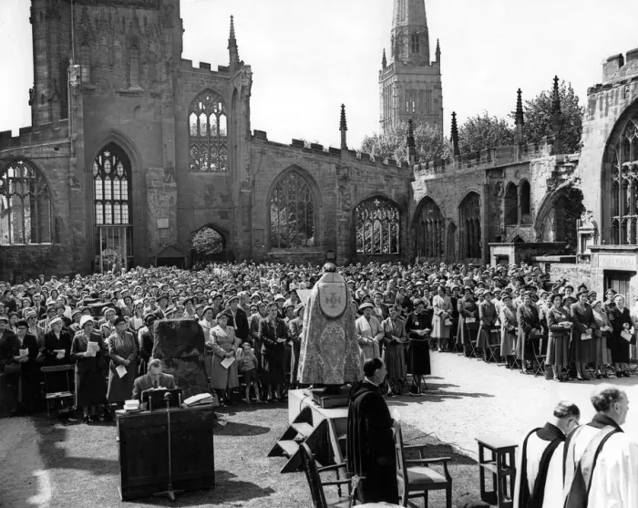 Framed Print : Canon J. H. Proctor conducts the Mothers Union service in Coventry Cathedral ruins Framed Print : Canon J. H. Proctor conducts the Mothers Union service in Coventry Cathedral ruins
