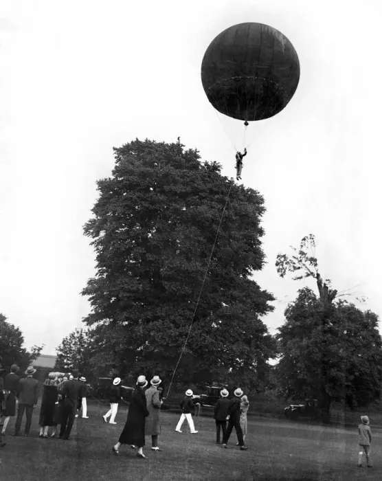 Framed Print : Captain Davidson seen here putting on an exhibition of balloon jumping at Ranelagh