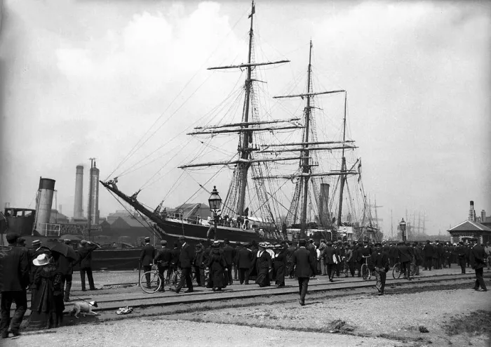 Framed Print : Captain Robert Scott Antarctica Expedition - Preparing the Terra Nova at Cardiff