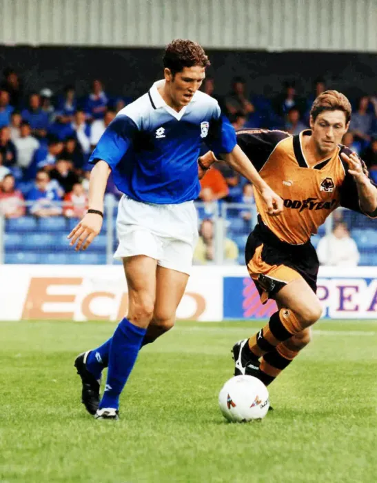 Framed Print : Cardiff City defender Scott Young on the ball against Wolverhampton Wanderers Framed Print : Cardiff City defender Scott Young on the ball against Wolverhampton Wanderers
