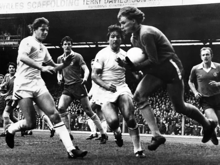 Framed Print : Cardiff City goalkeeper Andrew Dibble collects the ball chased by Swansea Framed Print : Cardiff City goalkeeper Andrew Dibble collects the ball chased by Swansea