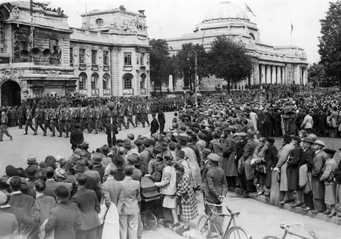 Framed Print : Cardiff crowd watching Salute the Soldier'. 2nd June 1944 Framed Print : Cardiff crowd watching Salute the Soldier'. 2nd June 1944