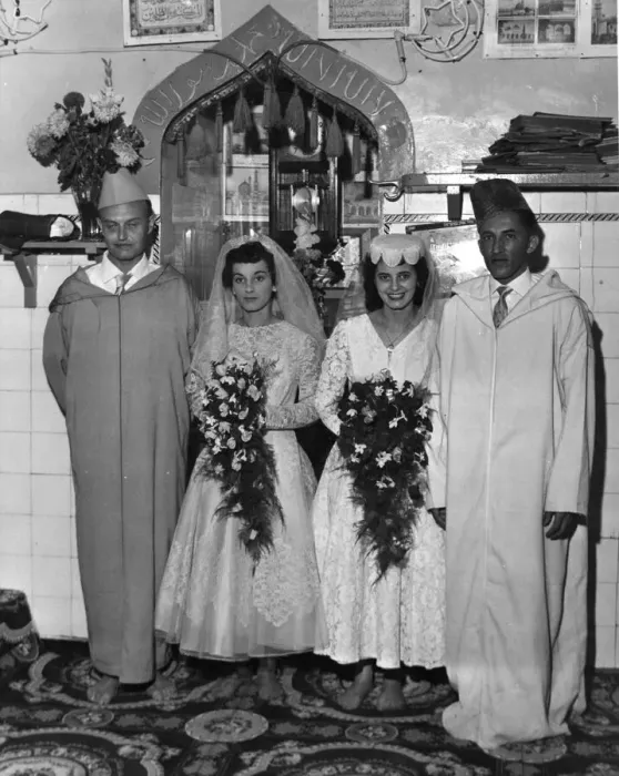 Framed Print : Cardiff moslem couples pictured following their wedding at the Cardiff Mosque - September