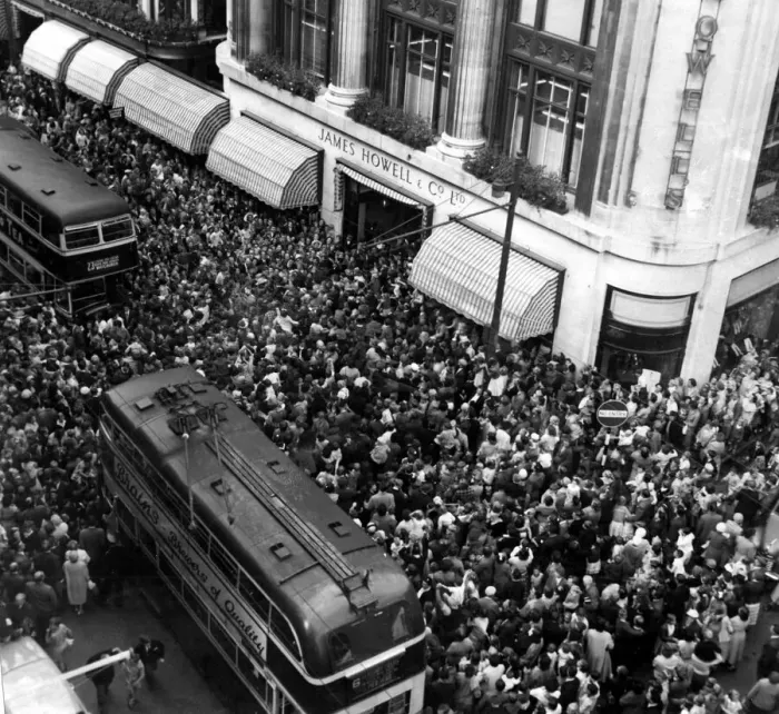 Framed Print : Cardiff - Old - Chaos in St Mary Street as thousands of people turn out to get a glimpse Framed Print : Cardiff - Old - Chaos in St Mary Street as thousands of people turn out to get a glimpse