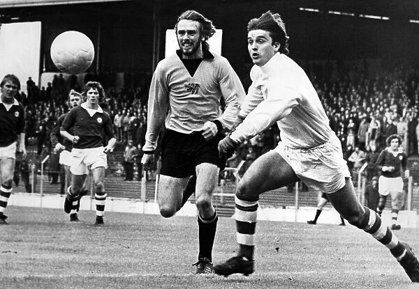 Cardiffs keeper Ron Healey races to gather the ball as Hull