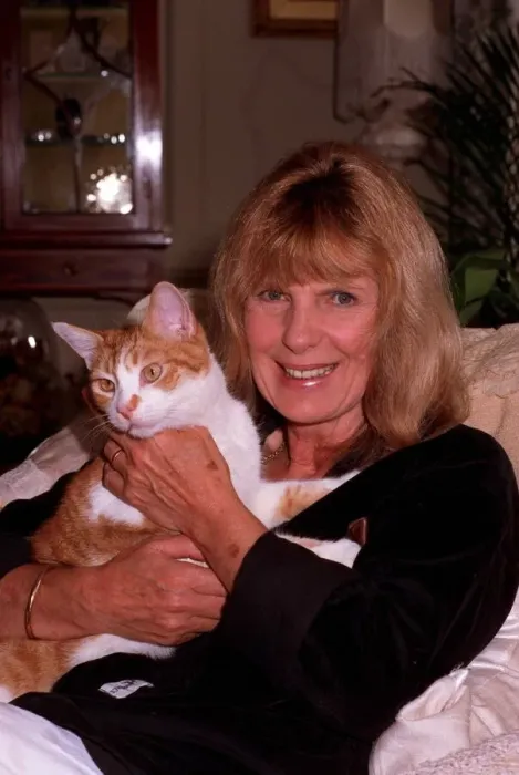 Framed Print : CARLA LANE (TV WRITER) WITH HER CAT 16  /  06  /  1989