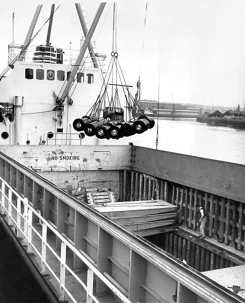 The Carlide from Norway getting unloaded from the 'Pallas'in the Tyne