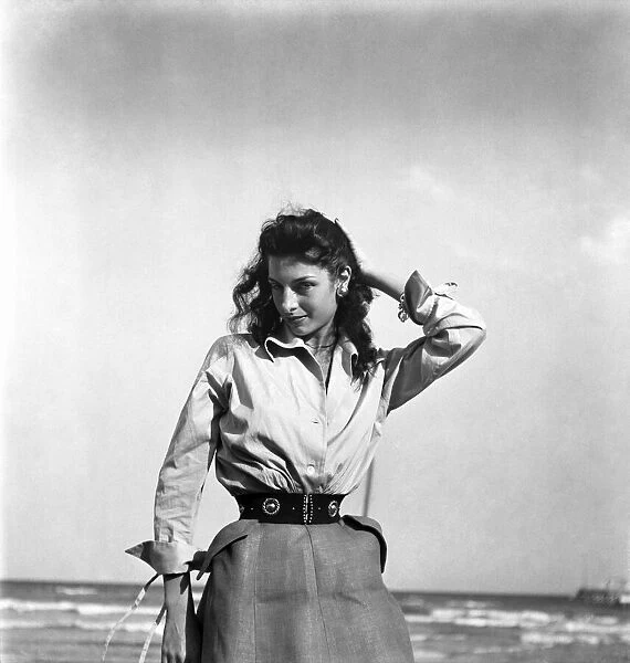 Carmen Teresinha Solbiati - Brazilian Film Star. September 1952 C4466