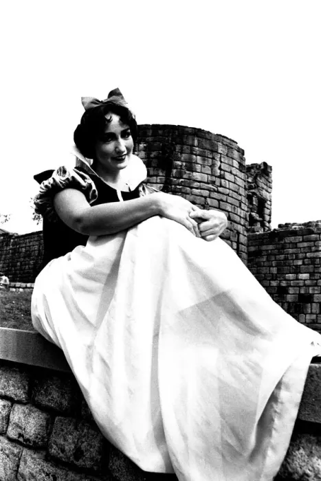 Framed Print : Carol Leroy on a photoshoot on the Newcastle City Walls for the Pantomime Snow White