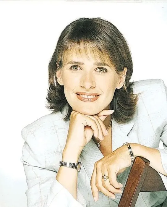 : Carol Smillie head leaning on hand TV presenter : Carol Smillie head leaning on hand TV presenter