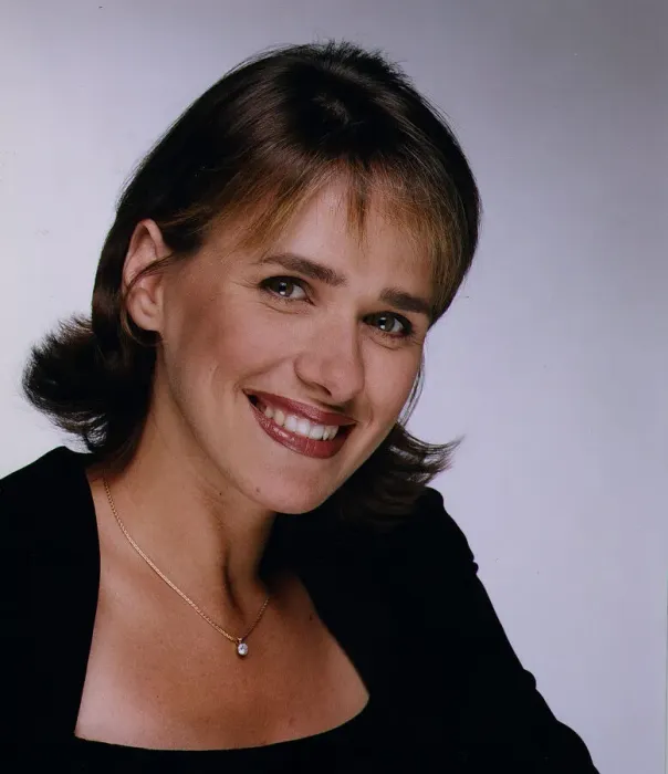 Framed Print : Carol Smillie TV presenter head shot in black square neck top bown feather cut hair Framed Print : Carol Smillie TV presenter head shot in black square neck top bown feather cut hair