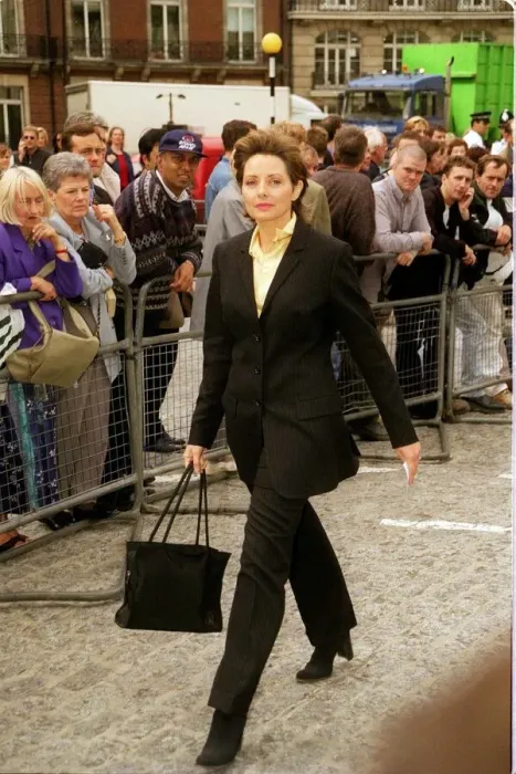 Framed Print : Carol Vorderman TV Presenter September 1999 arrives for Jill Dando Memorial Service Framed Print : Carol Vorderman TV Presenter September 1999 arrives for Jill Dando Memorial Service