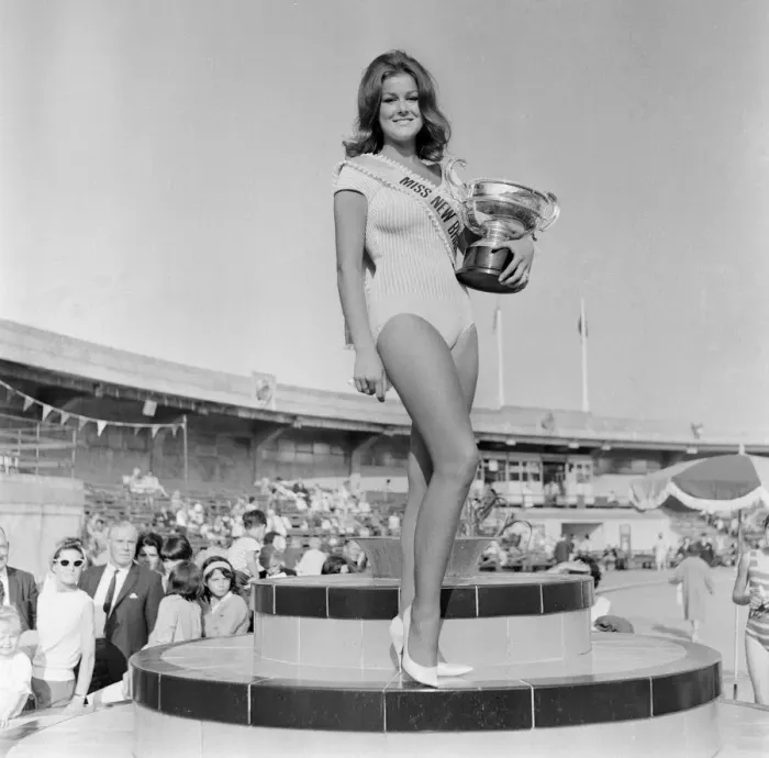 Framed Print : Carole Fletcher, 19 from Southport, crowned Miss New Brighton