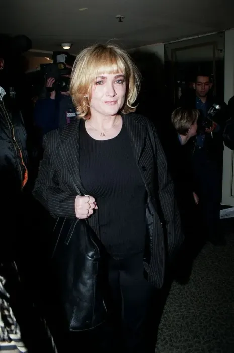 Framed Print : Caroline Aherne Comedian  /  TV Presenter April 98 Arriving for the premiere of