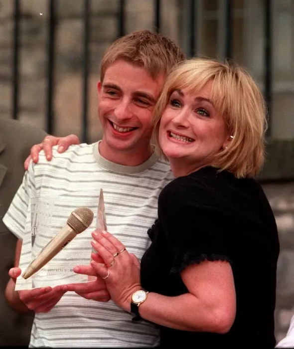 Framed Print : Caroline Aherne comedy winner Paul Foote August 1997 Edinburgh Festival Open Mic Awards