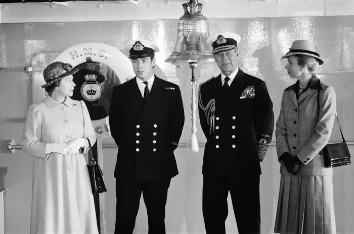 Framed Print : The carrier HMS Invincible sailed home from the Falklands to a tumultuous welcome