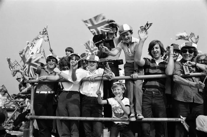 Framed Print : The carrier HMS Invincible sailed home from the Falklands to a tumultuous welcome