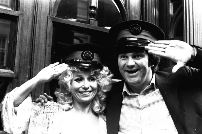 Framed Print : Carry-on actress Barbara Windsor with local comedian Spike Rawlings outside the Threatre