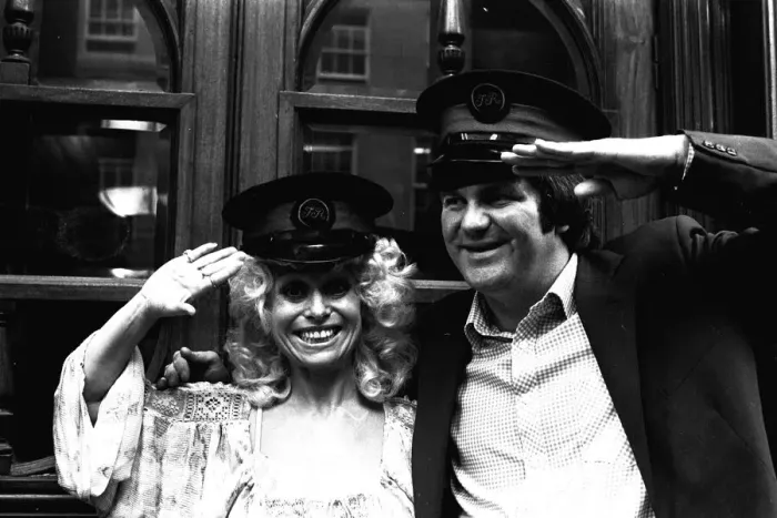 Framed Print : Carry-on actress Barbara Windsor with local comedian Spike Rawlings outside the Threatre