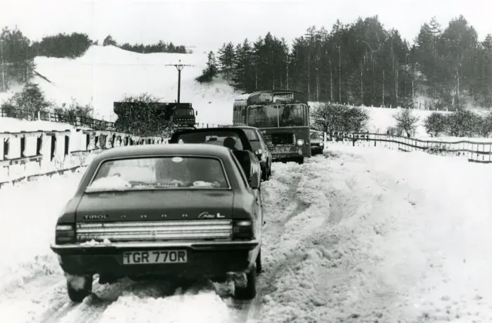 Framed Print : Cars and buses stuck in the snow as wintry conditions worsen near Harwell Plough, Co Framed Print : Cars and buses stuck in the snow as wintry conditions worsen near Harwell Plough, Co