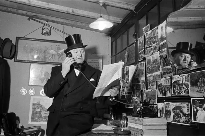 Framed Print : Cart and Van Horse Auction, New Kent Road, London, circa December 1947 Framed Print : Cart and Van Horse Auction, New Kent Road, London, circa December 1947