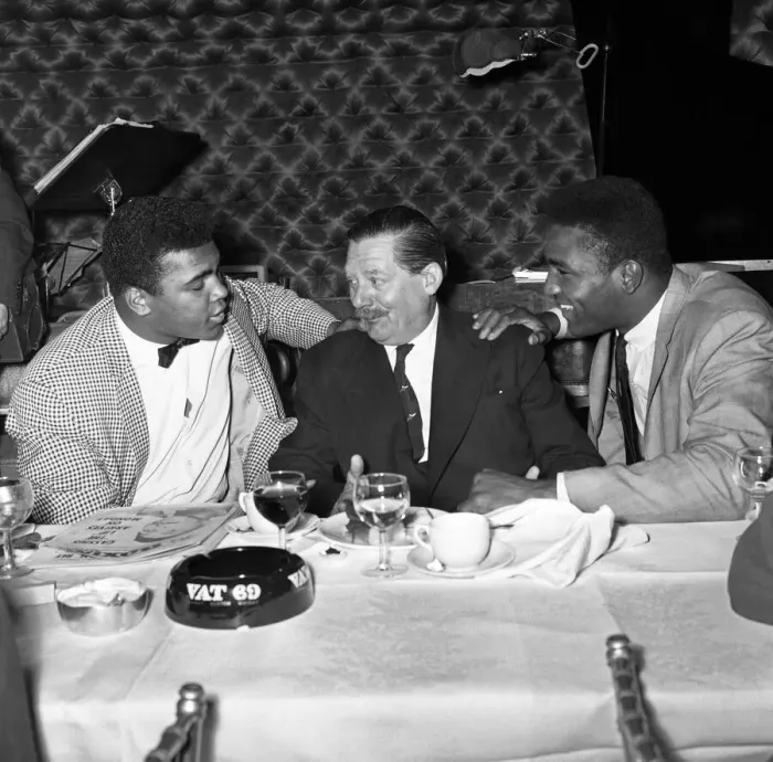 Framed Print : Cassius Clay aka (Muhammad Ali) meets Peter Wilson (centered) at Isow Framed Print : Cassius Clay aka (Muhammad Ali) meets Peter Wilson (centered) at Isow