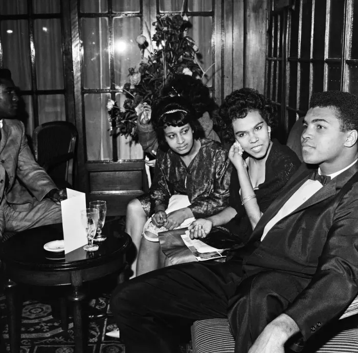 Framed Print : Cassius Clay aka (Muhammad Ali) pictured at the Piccadilly Hotel after beating