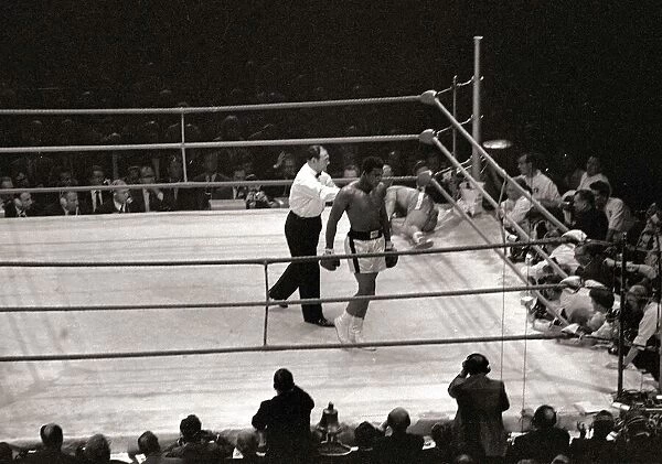 Cassius Clay August 1966 Title fight against Brian London Boxing, 1960s