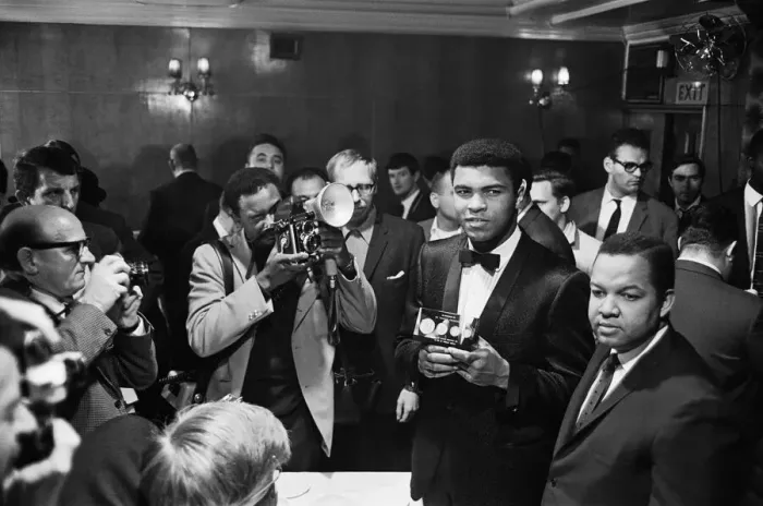 Framed Print : Cassius Clay holds a case with 24 carrot gold coins in memory of Sir Winston Churchill