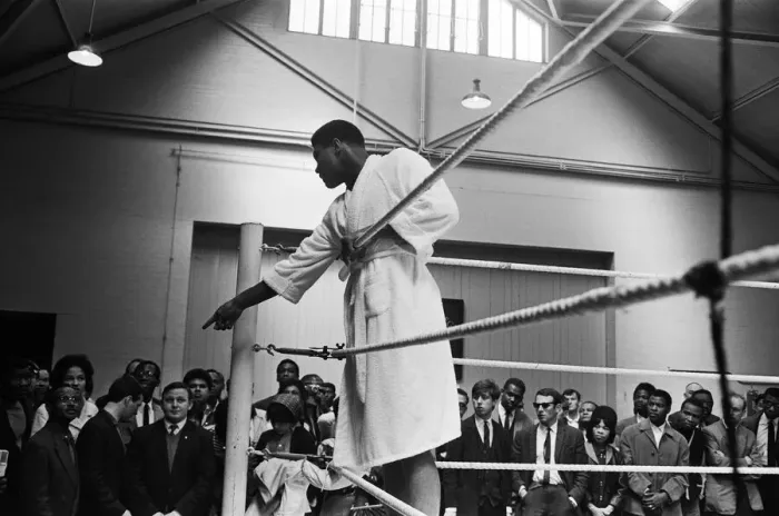 Framed Print : Cassius Clay (Muhammad Ali) training in White City ahead of his fight with British Framed Print : Cassius Clay (Muhammad Ali) training in White City ahead of his fight with British