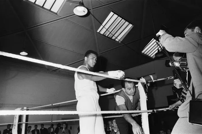 Framed Print : Cassius Clay (Muhammad Ali) training in White City ahead of his fight with British Framed Print : Cassius Clay (Muhammad Ali) training in White City ahead of his fight with British