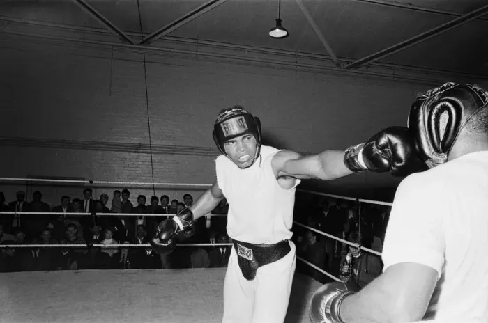 Framed Print : Cassius Clay (Muhammad Ali) training in White City ahead of his fight with British Framed Print : Cassius Clay (Muhammad Ali) training in White City ahead of his fight with British