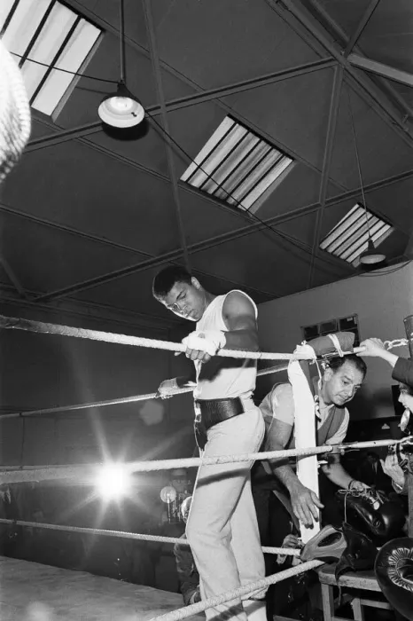 Framed Print : Cassius Clay (Muhammad Ali) training in White City ahead of his fight with British Framed Print : Cassius Clay (Muhammad Ali) training in White City ahead of his fight with British