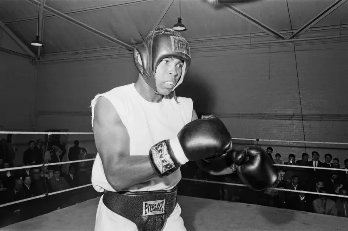 Framed Print : Cassius Clay (Muhammad Ali) training in White City ahead of his fight with British Framed Print : Cassius Clay (Muhammad Ali) training in White City ahead of his fight with British