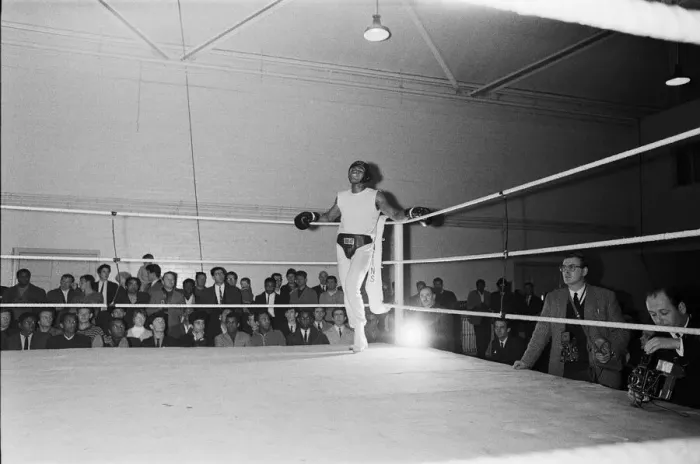Framed Print : Cassius Clay (Muhammad Ali) training in White City ahead of his fight with British Framed Print : Cassius Clay (Muhammad Ali) training in White City ahead of his fight with British