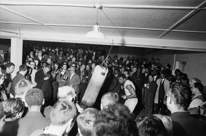 Framed Print : Cassius Clay (Muhammad Ali) training in White City ahead of his fight with British Framed Print : Cassius Clay (Muhammad Ali) training in White City ahead of his fight with British