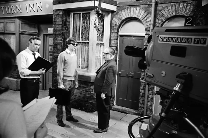 Framed Print : The cast of Coronation Street on set. 16th April 1968 Framed Print : The cast of Coronation Street on set. 16th April 1968