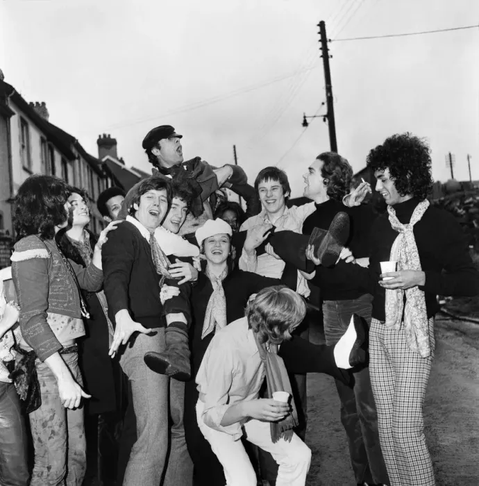 Framed Print : The cast of Hair'led by Victor Spinetti took a coach ride from London to Framed Print : The cast of Hair'led by Victor Spinetti took a coach ride from London to
