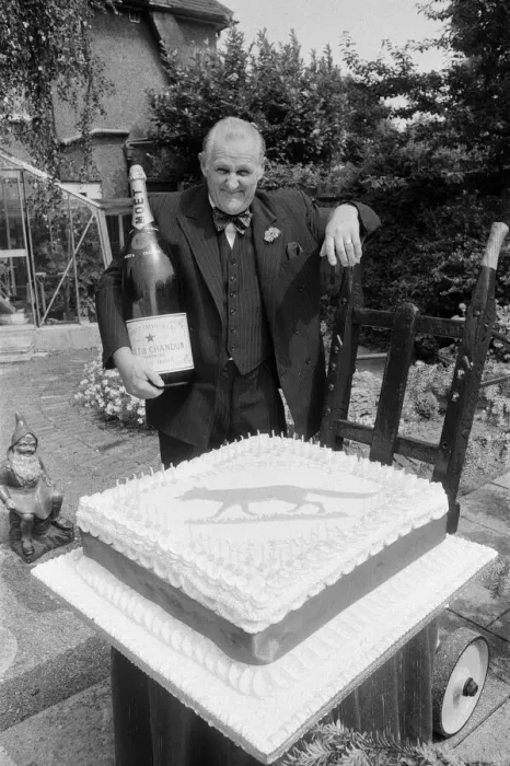 Framed Print : The cast of new Thames TV series Fox filming a birthday scene for father of Framed Print : The cast of new Thames TV series Fox filming a birthday scene for father of
