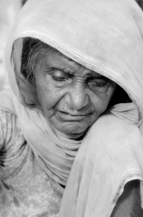 Framed Print : Cataracs dim the eyes of the old flower seller who sits at the enterance of Gandi