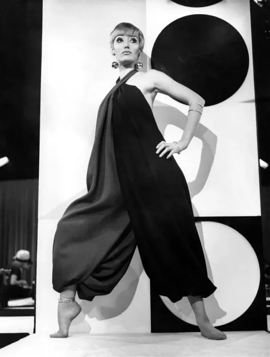 Framed Print : At Celanese House, London, on Thursday (6-10-66), a galaxy of British fashion made in