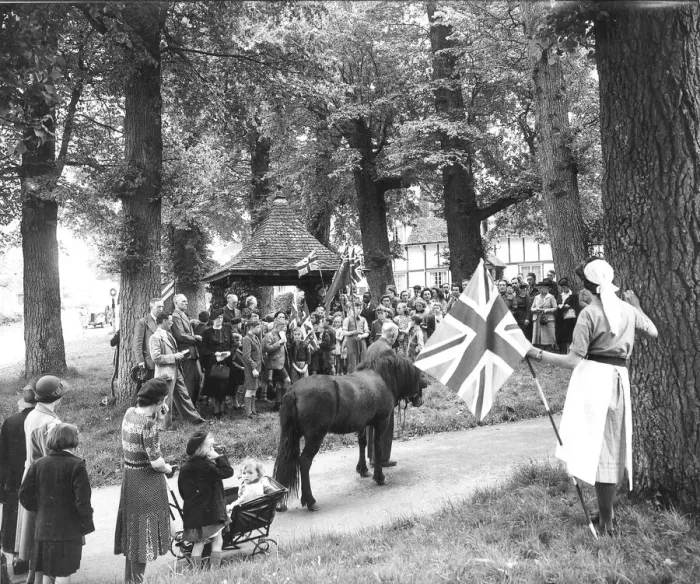 Framed Print : Celebrating VE Day on green of a Buckinghamshire village End of WW2 in Europe