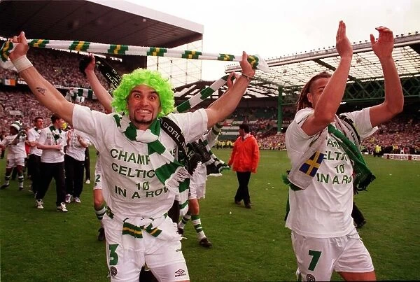 Celtic celebrate winning premier league title 9th May 1998 players celebrate