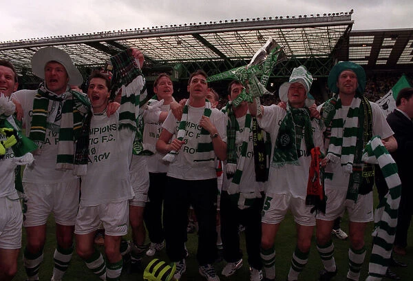 Celtic football team win league championship 1998