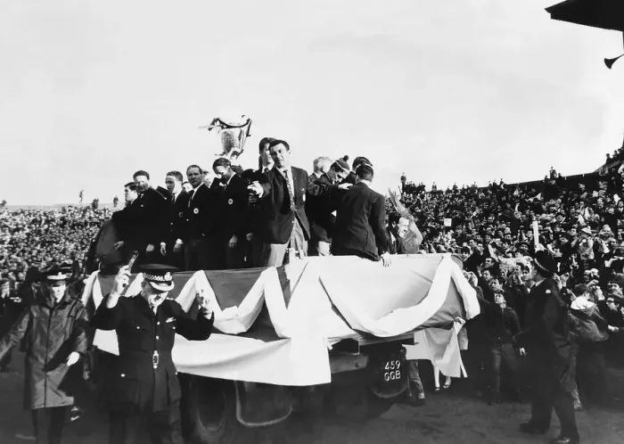Framed Print : Celtic players show off the European Cup trophy to huge crowds gathered at Parkhead to