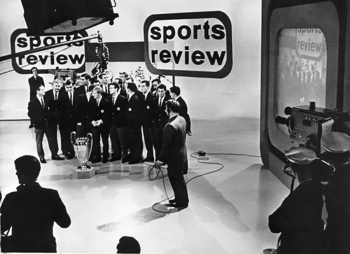 Framed Print : Celtic Players are presented with Team of the Year Award in a Glasgow studio on the BBC Framed Print : Celtic Players are presented with Team of the Year Award in a Glasgow studio on the BBC