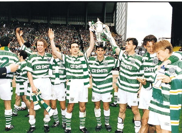 Celtic players with Scottish Cup Paul McStay Football Scottish Cup Final 1995 Celtic v