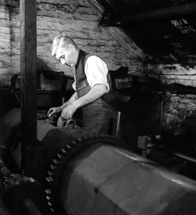 Framed Print : Chain Mail being hardened then polished by hand. 29th April 1948 Framed Print : Chain Mail being hardened then polished by hand. 29th April 1948