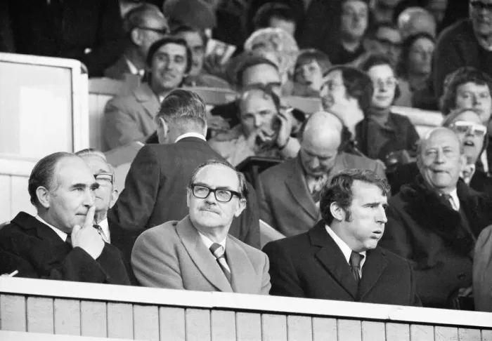 Framed Print : Chairman of Crystal Palace Ray Bloye seated between England manager Alf Ramsey (left
